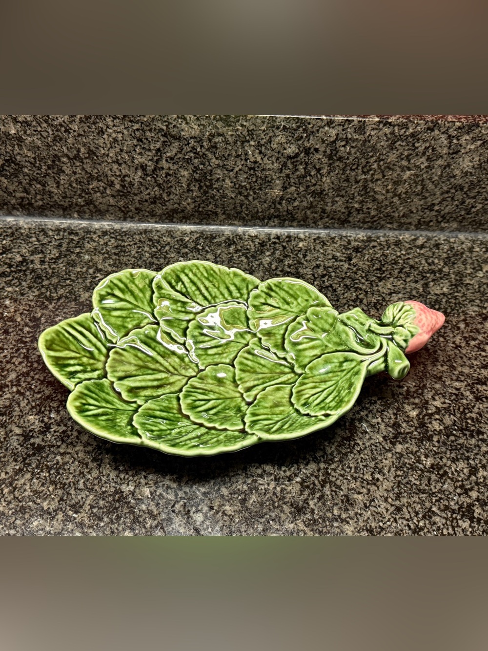 Olfaire Portugal Majolica Style Green Leaf Dish with Strawberry 4831